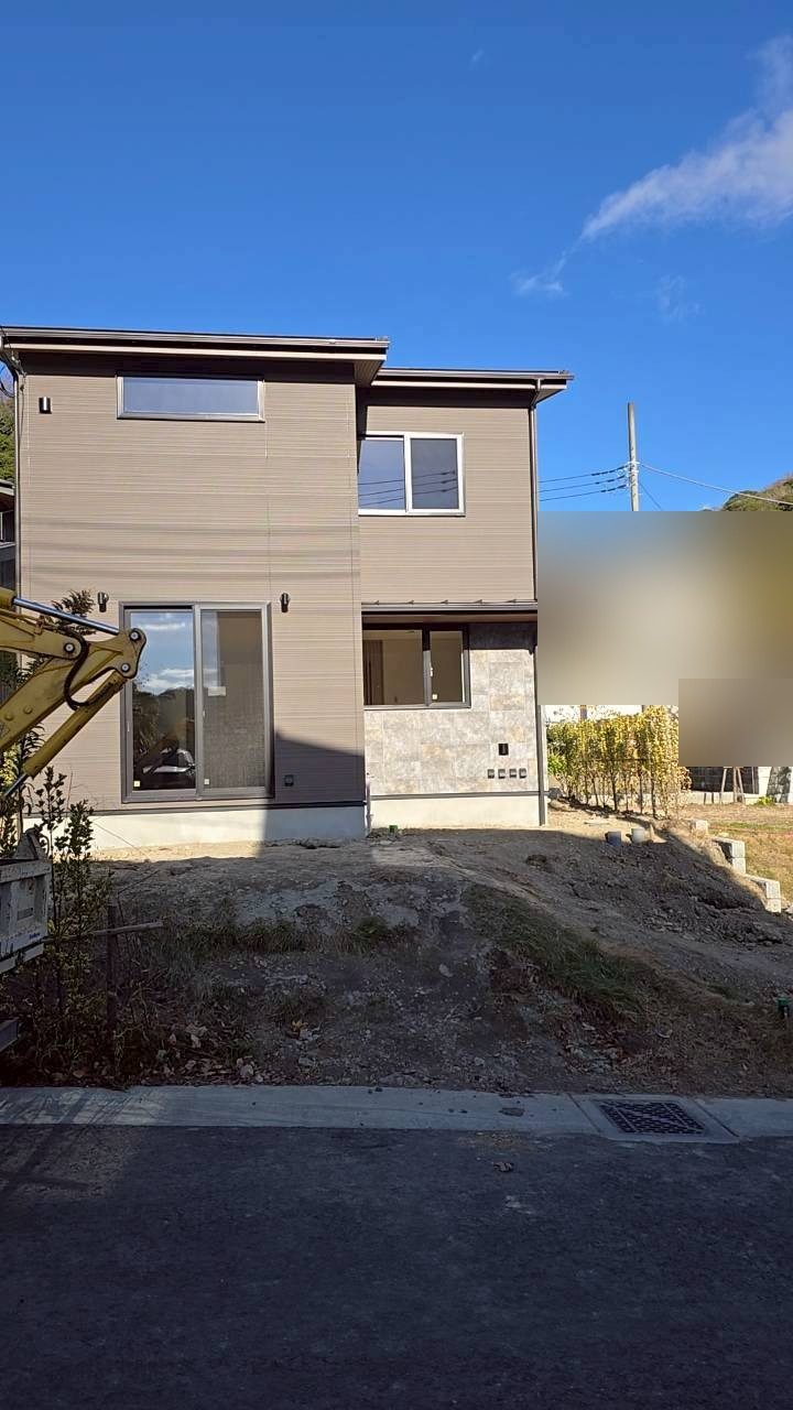 工事前。道路から玄関に向かって、坂になっています
