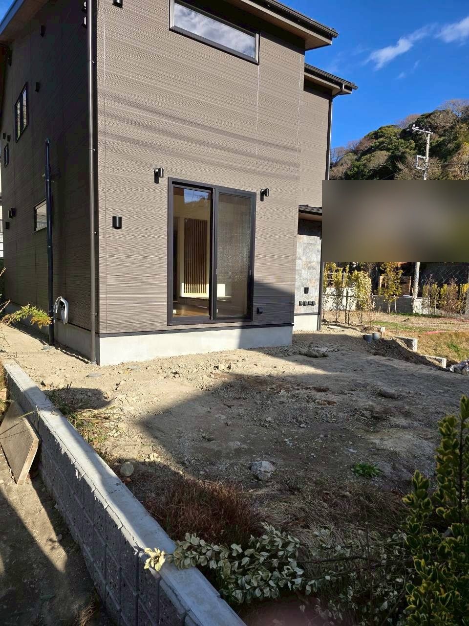 建物の横も、まだ土のまま。雨の日はぬかるみそうな状態でした