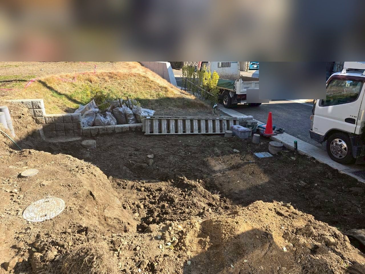 まずは土を掘って、高さを整えるところから