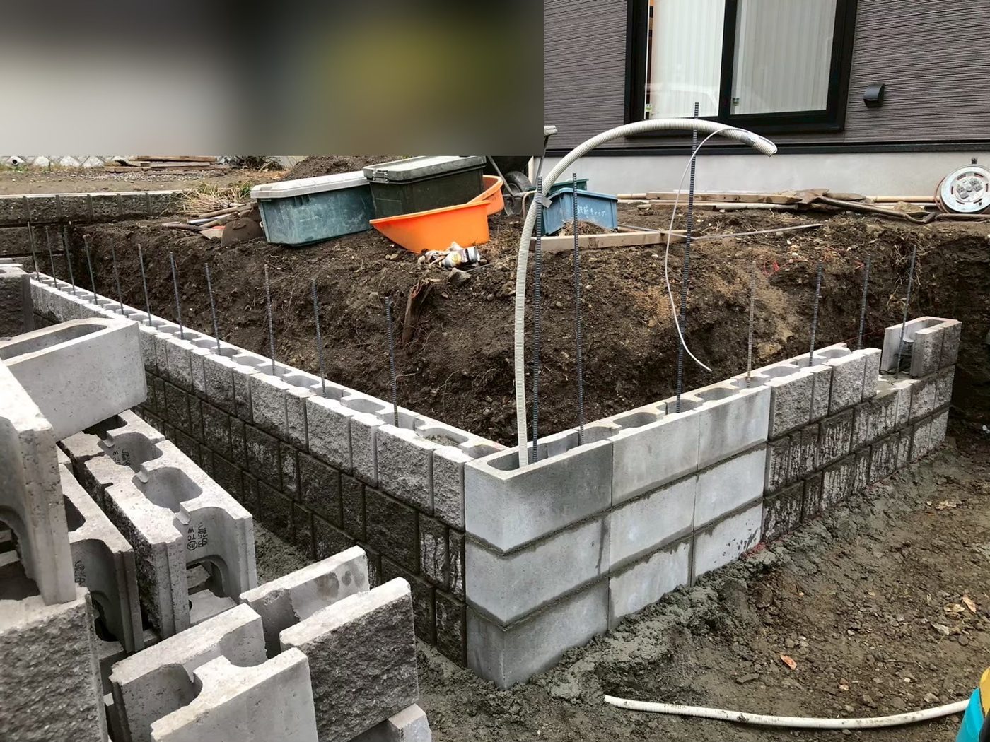 駐車場まわりのブロックを積んでいるところ