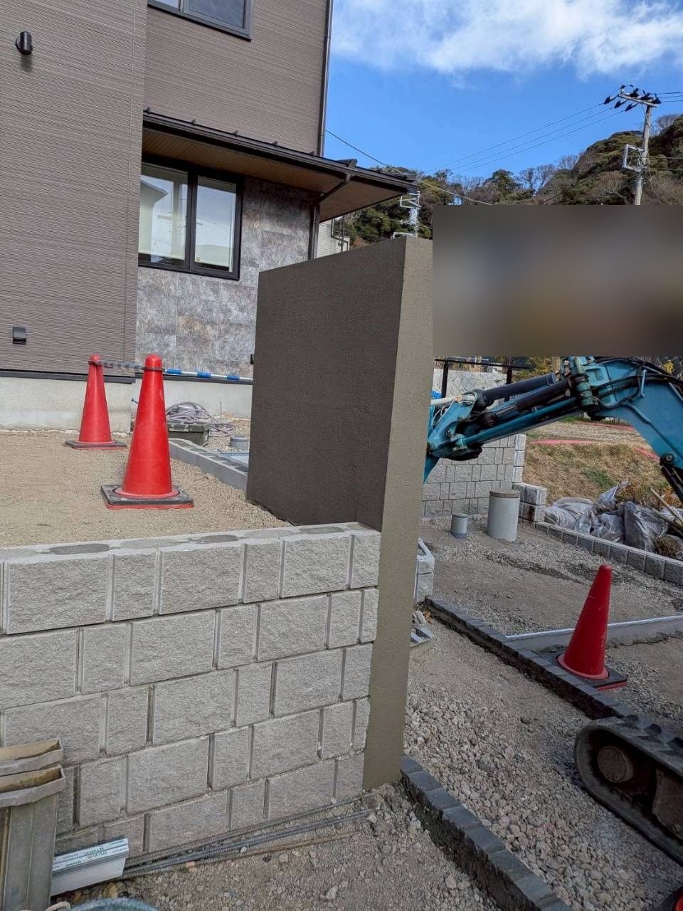 ブロックを積んだ門袖壁を、塗り壁で仕上げます