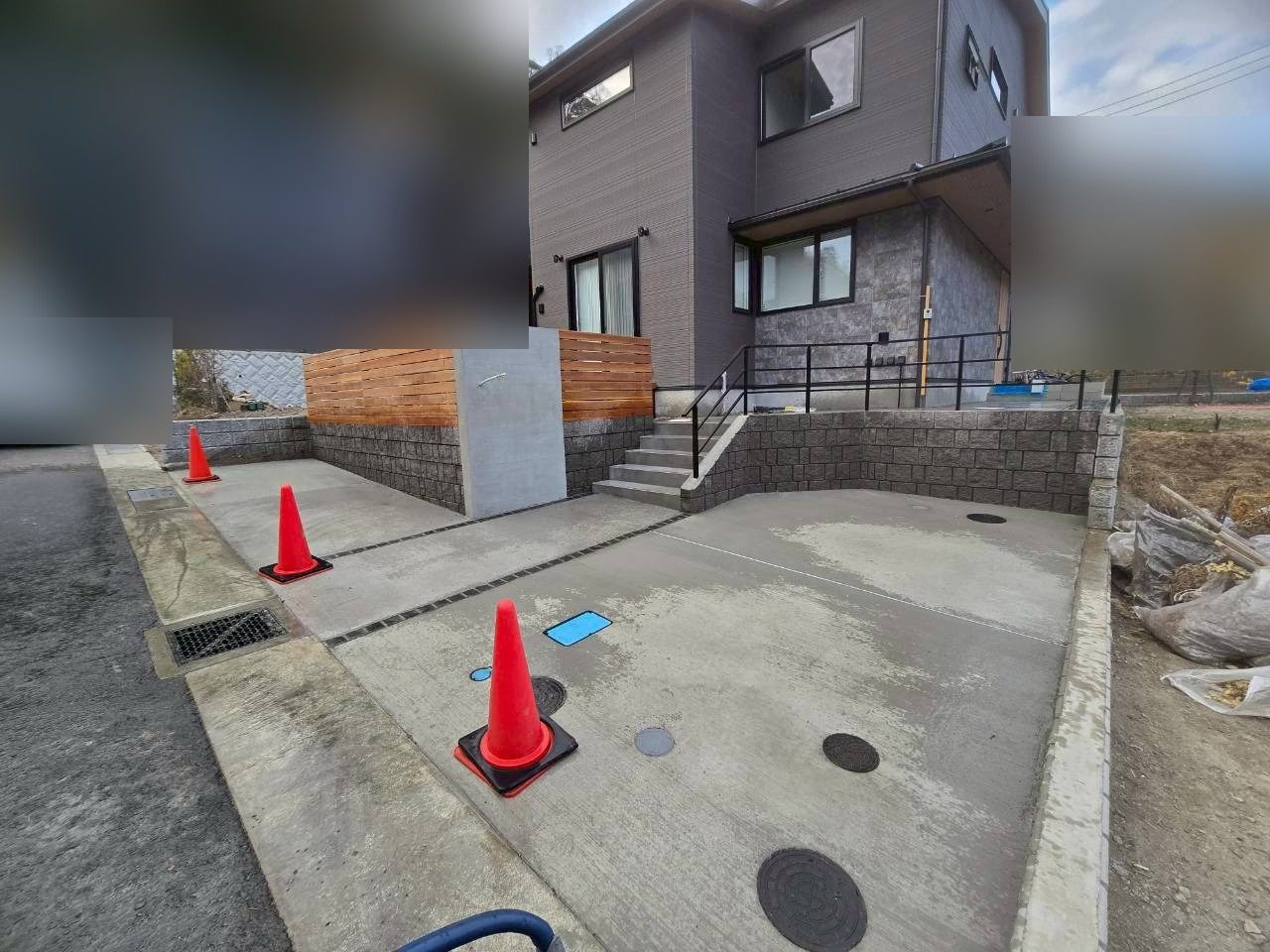 完成。道路から玄関まで、階段でつながりました