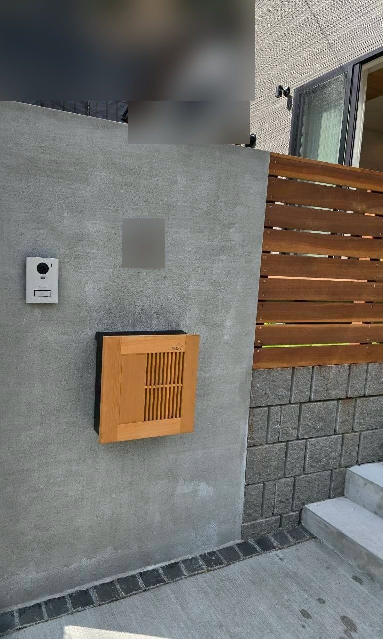 塗り壁の門袖壁。やわらかい雰囲気の玄関まわりに